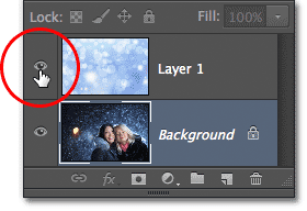 Mengklik pada ikon visibilitas lapisan untuk lapisan atas dalam panel Layers. Image � 2012 Photoshop Essentials.com