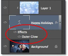 Panel Layers menampilkan gaya Outer Glow ditambahkan ke Type lapisan. Image � 2012 Photoshop Essentials.com