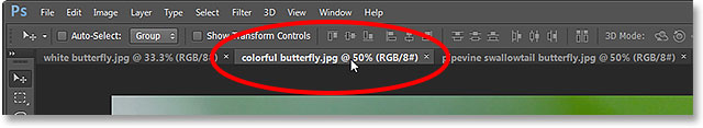 Memilih dokumen tab tengah. Image © 2013 Photoshop Essentials.com