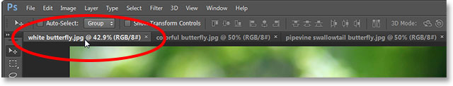 Memilih dokumen tab pertama. Image © 2013 Photoshop Essentials.com