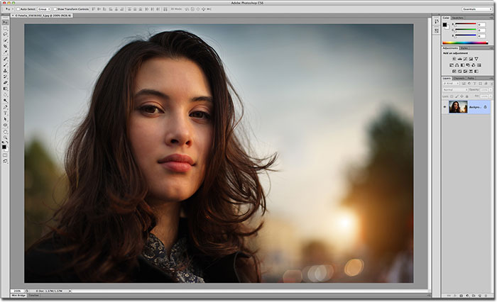 Memilih tema warna antarmuka baru di Photoshop CS6. Image © 2012 Photoshop Essentials.com