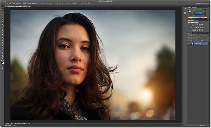 Antarmuka gelap baru di Photoshop CS6. Image © 2012 Photoshop Essentials.com