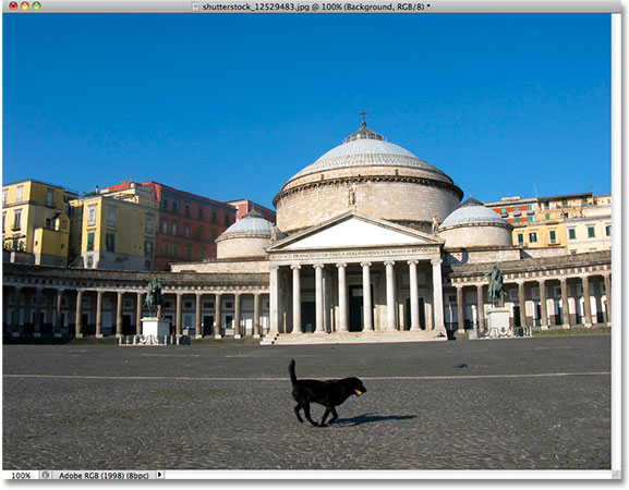 Una foto con un cielo azul claro. Imagen con licencia de Shutterstock por Photoshop Essentials.com