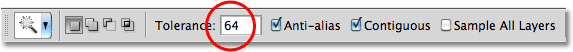 L'augmentation de la valeur de baguette magique Tolérance dans Photoshop. Image © 2010 Photoshop Essentials.com