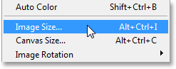 Memilih perintah Ukuran Gambar di Photoshop. Image © 2013 Photoshop Essentials.com