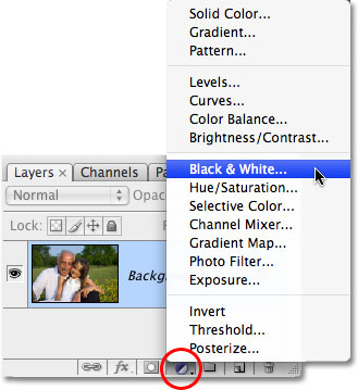 Выбор корректирующий слой Black & White в Photoshop CS3. Image © 2009 Photoshop Essentials.com.