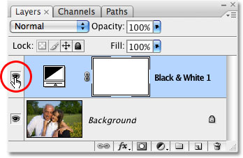 Нажатие видимость значок слоя для корректирующего слоя Черного и Белого. Image © 2009 Photoshop Essentials.com.
