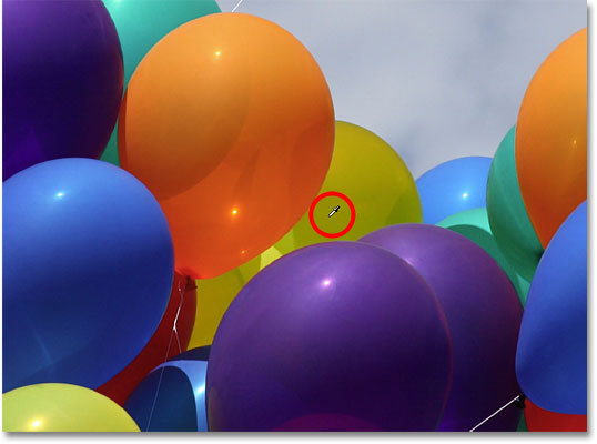 Échantillonnage une couleur d'un des ballons dans la photo. Image © 2010 Photoshop Essentials.com