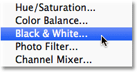 Menambahkan lapisan penyesuaian Hitam dan Putih di Photoshop. Image © 2012 Photoshop Essentials.com