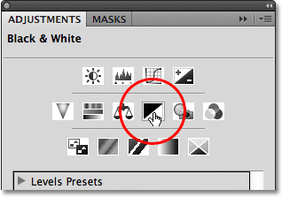 Memilih lapisan penyesuaian Hitam dan Putih dari panel Penyesuaian di Photoshop. Image © 2012 Photoshop Essentials.com