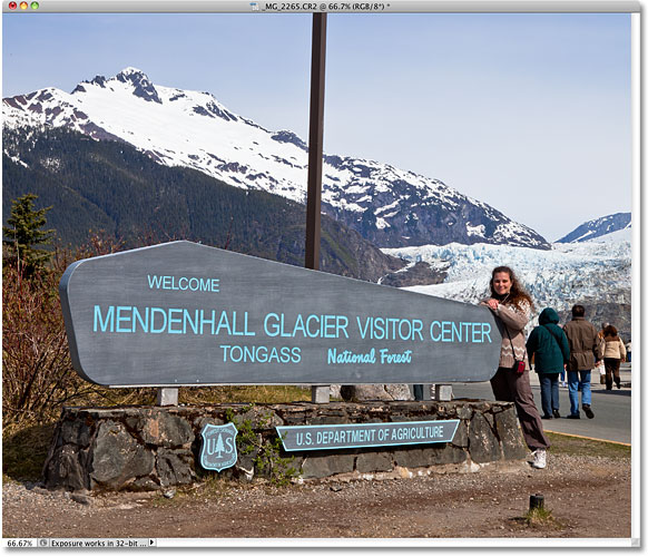 Mendenhall Glacier Visitor Center. Gambar © 2010 Steve Patterson, Photoshop Essentials.com