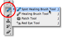 Memilih Spot Healing Brush dari panel Tools di Photoshop. Image © 2013 Photoshop Essentials.com