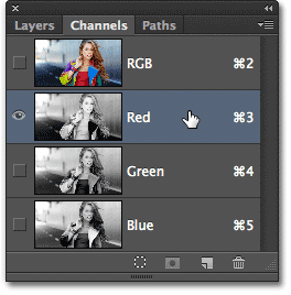 Memilih saluran Merah di panel Channels. Image © 2012 Photoshop Essentials.com