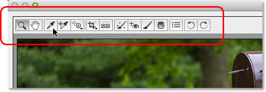 Toolbar dalam Camera Raw kotak dialog. Image © 2013 Photoshop Essentials.com