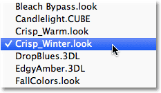 Memilih meja Crisp-Winter.look dari kategori 3DLUT file. Image © 2012 Photoshop Essentials.com