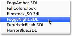 Memilih tabel FoggyNight untuk penyesuaian Color Lookup. Image © 2012 Photoshop Essentials.com