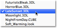 Выбор таблицы LateSunset из категории 3DLUT файла. Image © 2012 Photoshop Essentials.com