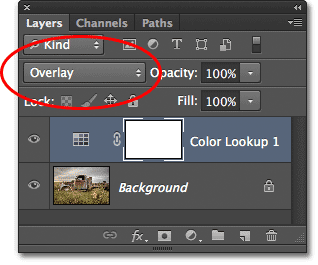 Mengubah modus campuran dari lapisan penyesuaian Lookup Warna untuk Overlay. Image © 2012 Photoshop Essentials.com