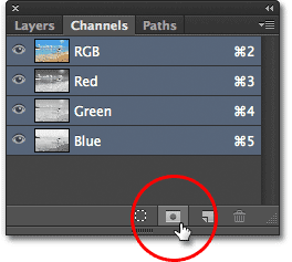 Save Selection Sebagai ikon Saluran di panel Channels. Image © 2012 Photoshop Essentials.com