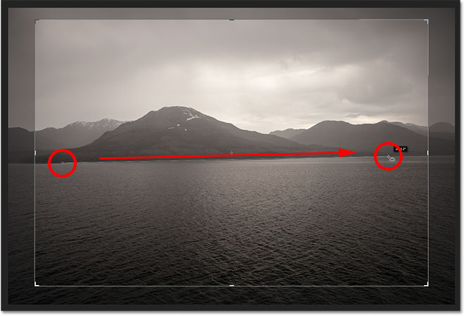 Klik dan drag sepanjang sesuatu yang harus lurus di foto. Image © 2012 Photoshop Essentials.com