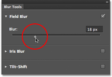 Mengontrol jumlah blur dengan slider Blur. Image © 2012 Photoshop Essentials.com