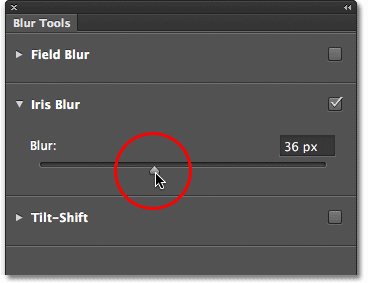 Menyeret slider Blur pada panel Blur Tools. Image © 2012 Photoshop Essentials.com