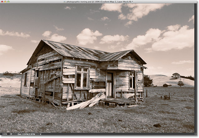 Фото с медно-Sepia фотографического Тонировка Фиксированная настройка применяется. Image © 2012 Photoshop Essentials.com