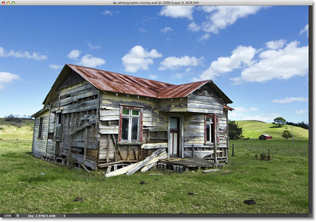 Sebuah foto dari sebuah rumah kayu tua. Gambar berlisensi dari Fotolia oleh Photoshop Essentials.com