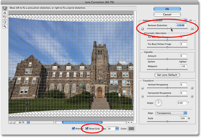 Remove Distortion slider di kotak dialog Lensa Koreksi di Photoshop CS4. Gambar © 2009 Photoshop Essentials.com.