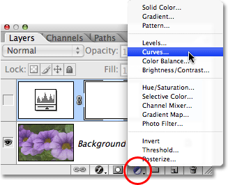 Memilih Curves adjustment layer di Photoshop. Gambar © 2009 Steve Patterson, Photoshop Essentials.com.