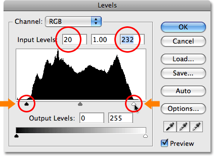 Menetapkan titik hitam dan putih baru di kotak dialog Levels. Gambar © 2009 Photoshop Essentials.com