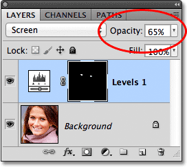 Menurunkan opacity layer pada panel Layers. Image © 2012 Photoshop Essentials.com