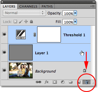 Menyeret atas dua lapisan ke Bin Sampah di panel Layers. Image © 2010 Photoshop Essentials.com