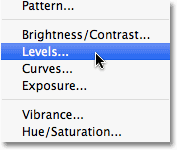 Memilih lapisan penyesuaian Tingkat di Photoshop. Image © 2010 Photoshop Essentials.com