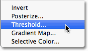 Memilih lapisan penyesuaian Threshold di Photoshop. Image © 2010 Photoshop Essentials.com