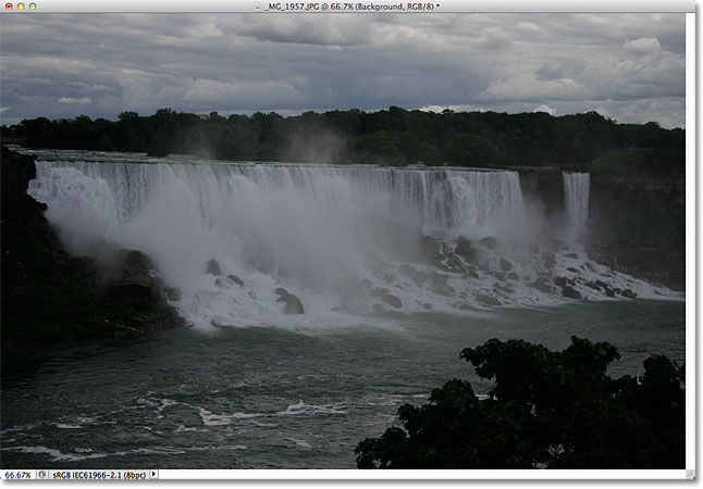 Sebuah foto yang kurang terang dari Niagara Falls. Gambar © 2011 Photoshop Essentials.com