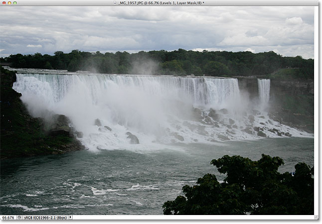 Foto kurang terang sekarang muncul cerah dengan modus campuran Layar. Gambar © 2011 Photoshop Essentials.com