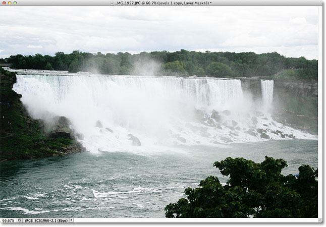 Gambar sekarang muncul lebih cerah setelah menambahkan lapisan penyesuaian kedua diatur ke Screen. Gambar © 2011 Photoshop Essentials.com