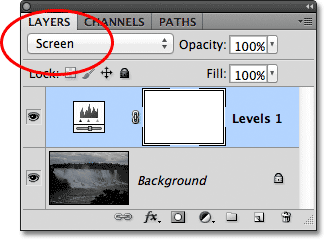 Mengubah modus campuran dari lapisan penyesuaian Tingkat ke Screen. Gambar © 2011 Photoshop Essentials.com