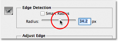 Menyeret slider Radius di kotak dialog Refine Edge. Image © 2012 Photoshop Essentials.com