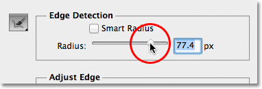 Menyeret slider Radius lanjut ke kanan dalam kotak dialog Refine Ujung. Image © 2012 Photoshop Essentials.com