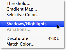 Выбор настройку изображения Shadow / Highlight в Photoshop CS4. Image © 2009 Photoshop Essentials.com