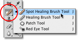 Memilih Spot Healing Brush dari palet Tools di Photoshop. Image © 2010 Photoshop Essentials.com