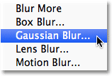 Memilih filter Gaussian Blur dari menu Edit di Photoshop. Image © 2012 Photoshop Essentials.com.