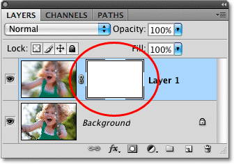 Sebuah layer mask thumbnail di Layers panel di Photoshop. Gambar © 2008 Photoshop Essentials.com.