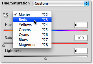 Memilih Reds dari kotak pemilihan warna pada Hue / Saturasi kotak dialog di Photoshop. Image © 2010 Photoshop Essentials.com