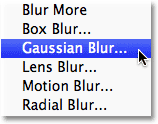 Memilih filter Gaussian Blur di Photoshop. Gambar © 2011 Photoshop Essentials.com.