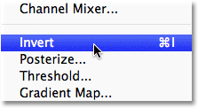 Memilih perintah Invert di Photoshop. Gambar © 2011 Photoshop Essentials.com.