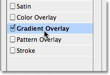 Memilih layer style Gradient Overlay. Image © 2010 Photoshop Essentials.com.