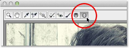 Memilih Filter Radial di Camera Raw Filter di Photoshop CC. Image © 2013 Photoshop Essentials.com